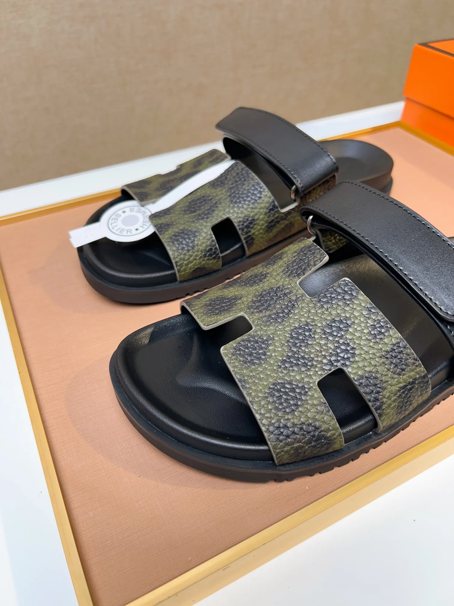 Men's clothing and shoes 💰340 💅💅💅 new arrival. Hermes Hermes official website latest counter synchronized new oran color leather H slippers, the original Paris version flew back to the original model and opened the mold to make it perfectly🍌The highest quality Sincerity, you can enter and leave the counter at will [Deyi] The upper is made of original customized  colored palm prints, crocodile print, ostrich print, colored cow leather, colored cow suede, 🤔 horse hair, 🥳 colored diamonds, 🥰 3D printing, and other genuine leather slippers, imported cow pattern foot pad lining, Italian  latest original genuine leather combination outsole Code number: 38-48 (customized at 46.47.48) Can be made into picture combination sole with genuine leather pattern and ordinary molded outsole